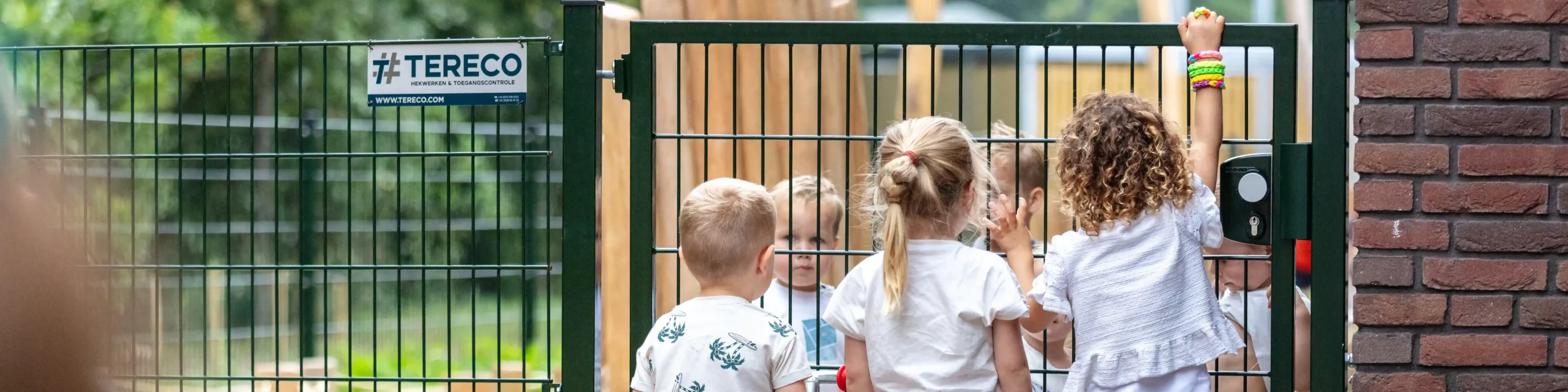 Detailfoto van kinderen op schoolplein van Kindcentrum T Veer