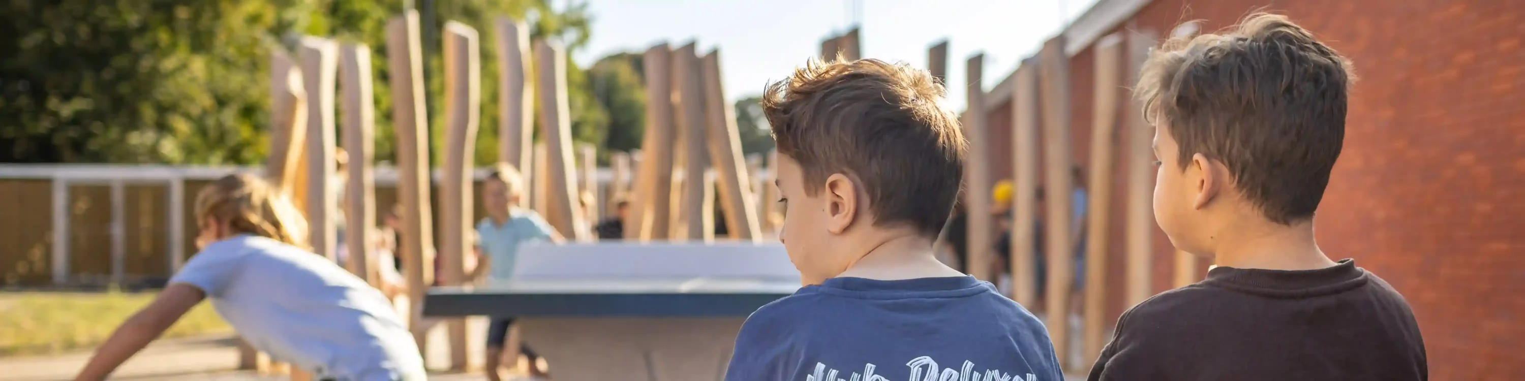 Detailfoto van kinderen op schoolplein van Kindcentrum T Veer