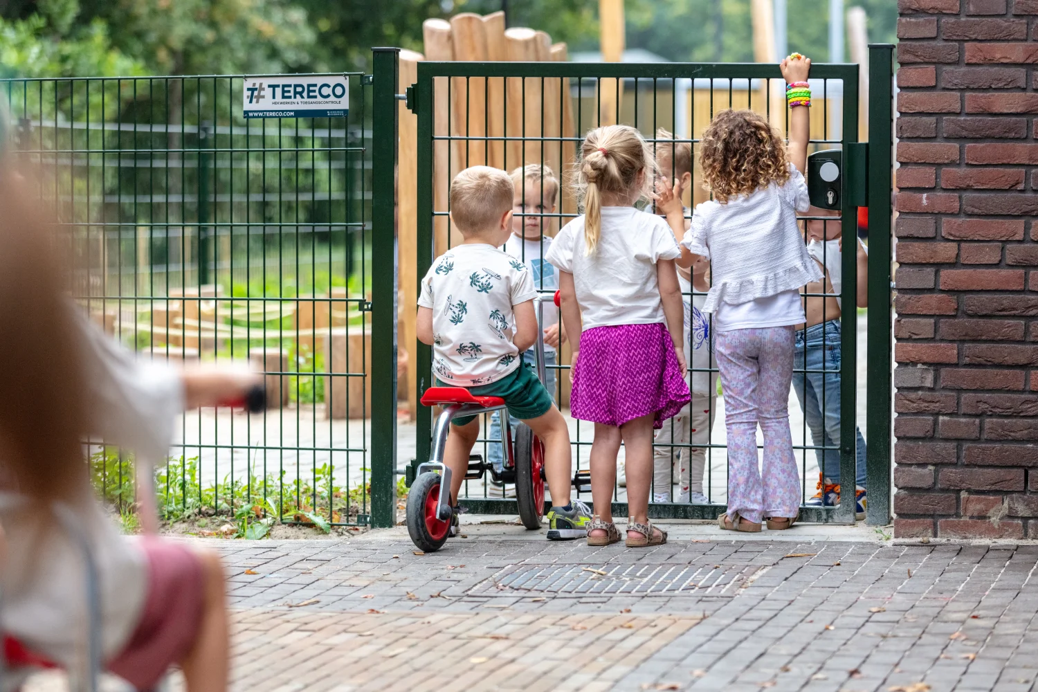 Detailfoto van kinderen op schoolplein bij Kindcentrum T Veer