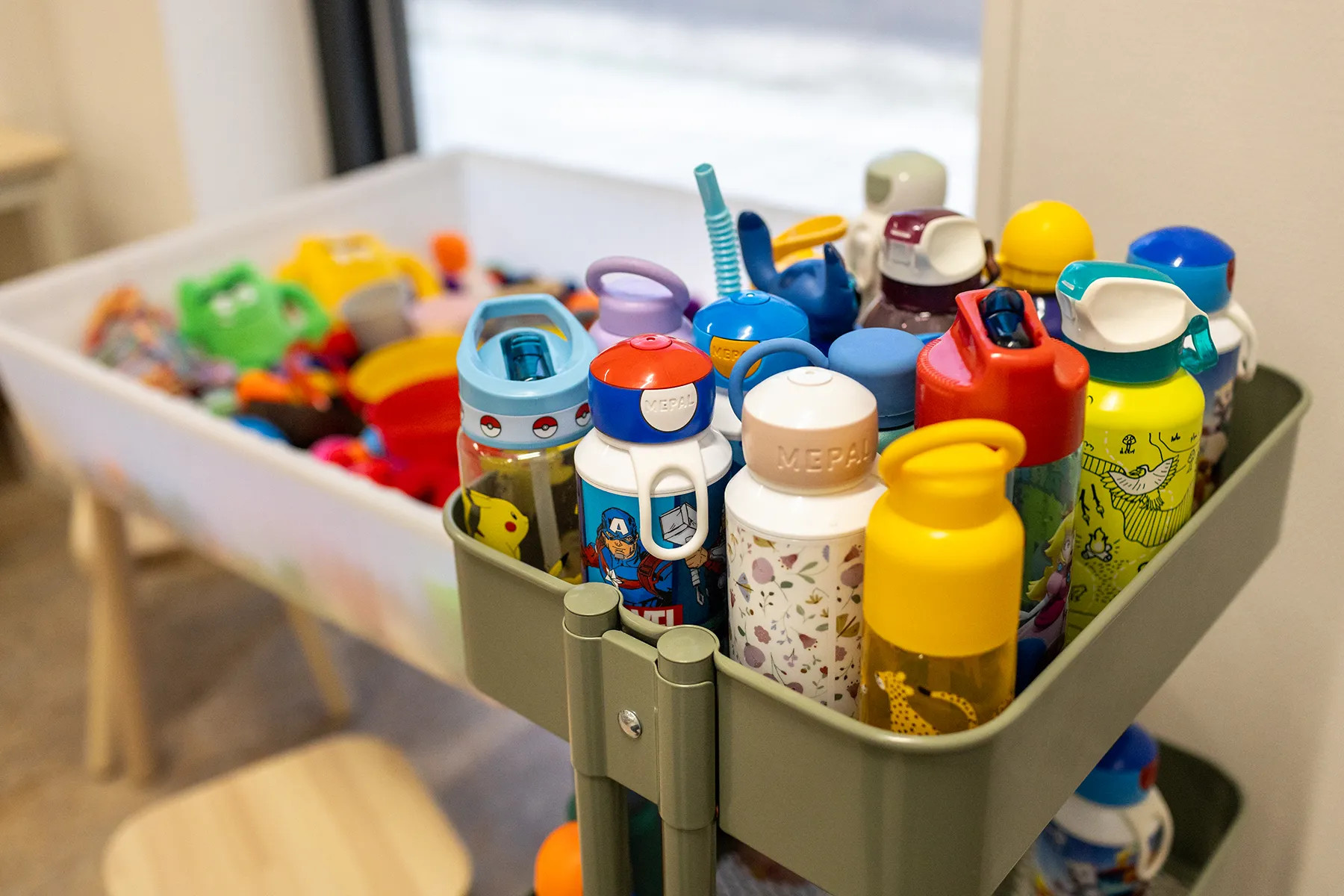 Detailfoto van drinkflessen van leerlingen | Kindcentrum T Veer