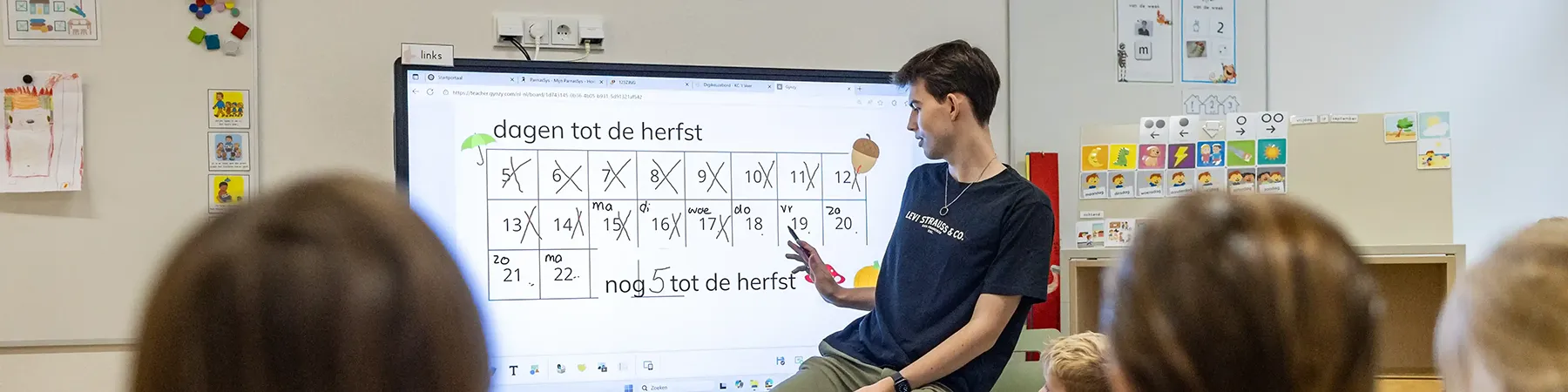 Detailfoto van leerkracht Timo Fijneman voor de klas | Kindcentrum T Veer