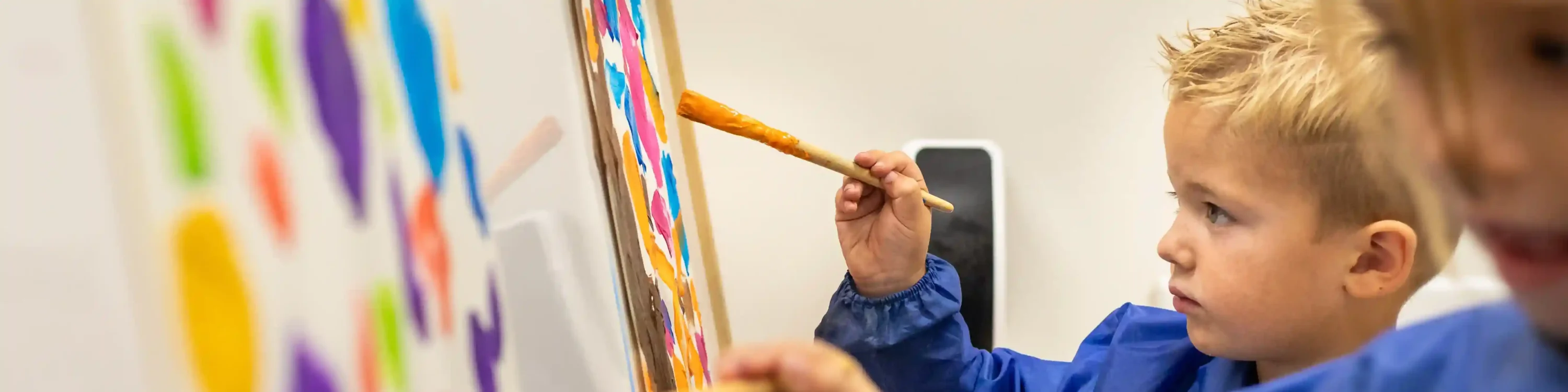 Detailfoto kind dat schilderij maakt | Kindcentrum T Veer