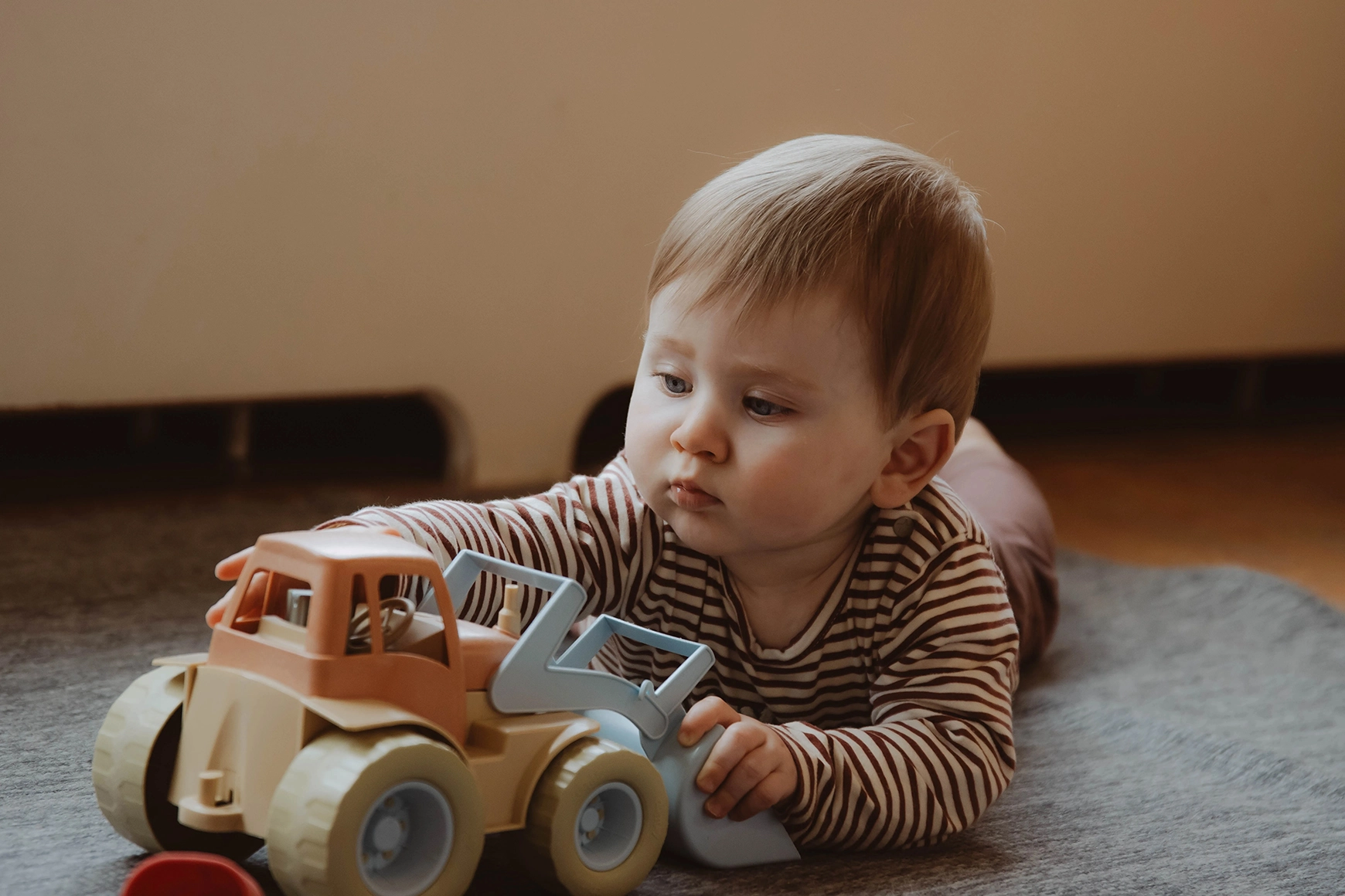 Kinderdagverblijf Groei - afbeelding kind dat speelt met speelgoed